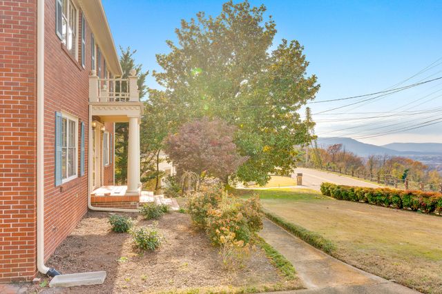 462 N Crest Road, Chattanooga, TN 37404