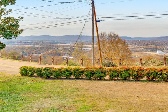 462 N Crest Road, Chattanooga, TN 37404