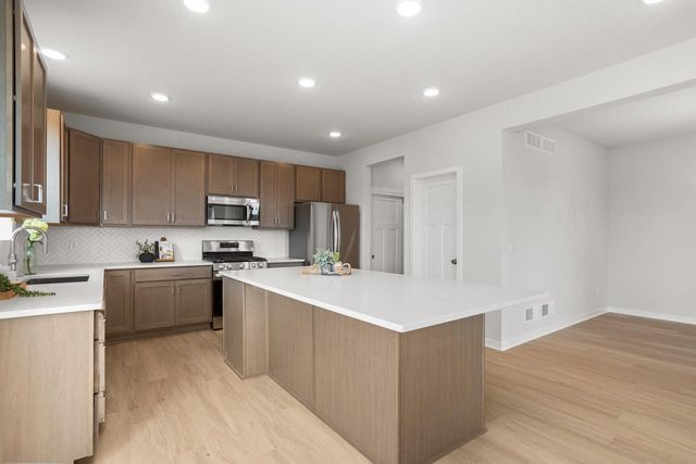 1690 Whalen DRIVE, Oconomowoc, WI 53066