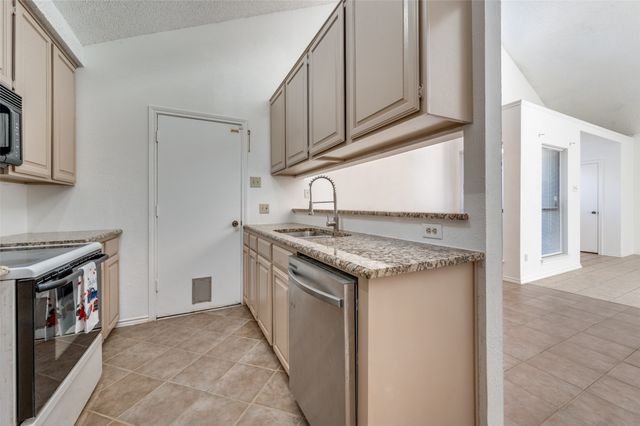 2002 Verlaine Drive, Carrollton, TX 75007