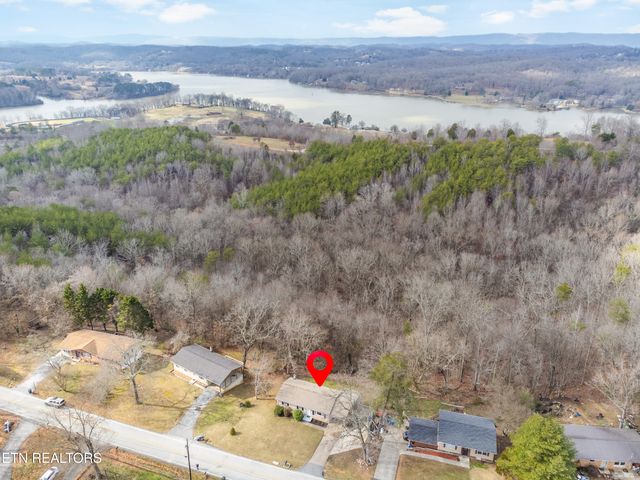 809 W Ridgecrest Drive, Kingston, TN 37763