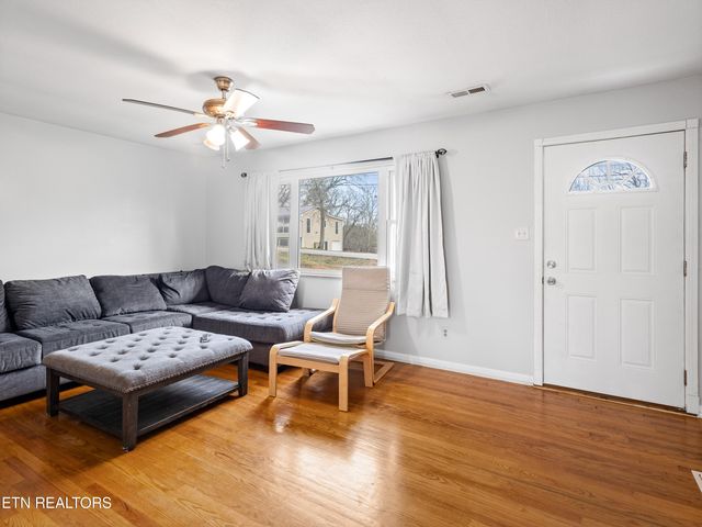 809 W Ridgecrest Drive, Kingston, TN 37763