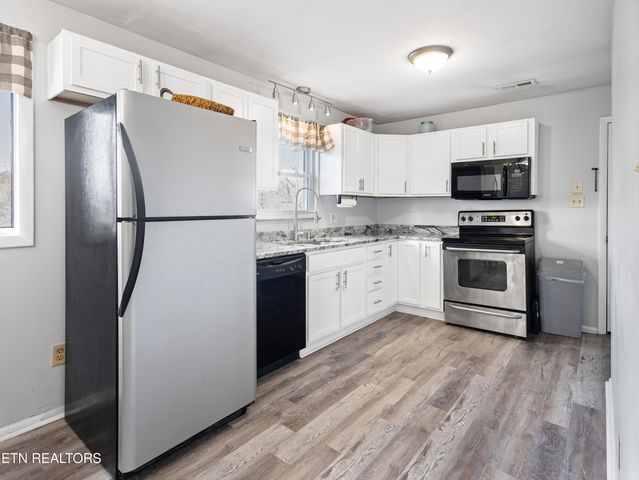 809 W Ridgecrest Drive, Kingston, TN 37763