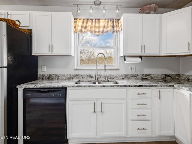 809 W Ridgecrest Drive, Kingston, TN 37763