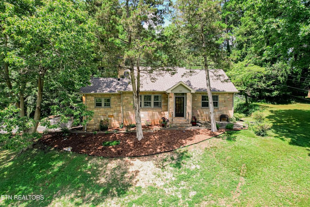 2201 Cedar Lane, Knoxville, TN 37918