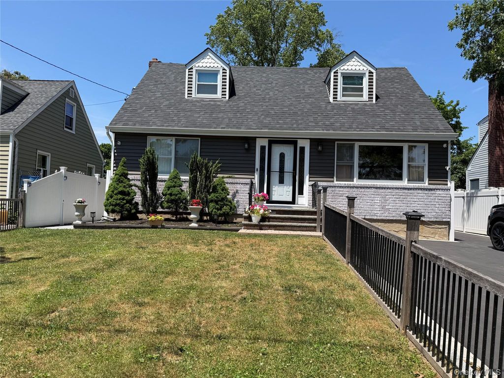 11 Chichester Rd, Huntington Station, NY 11746