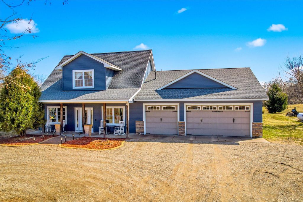 46461 Tucker Street NE, Cambridge, MN 55008