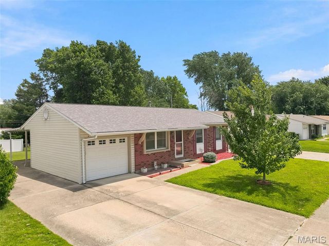 3242 Ipswich Lane, St Charles, MO 63301