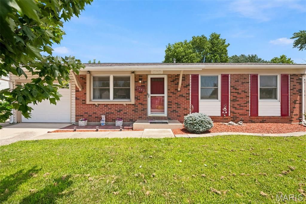 3242 Ipswich Lane, St Charles, MO 63301