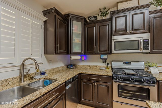 10269 Valle De Oro Drive, Socorro, TX 79927