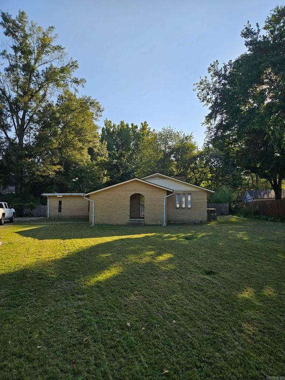 1018 Homecrest Drive, Piggott, AR 72454