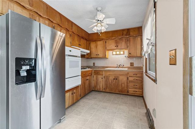 4826 Stearns Lane, Shawnee, KS 66203