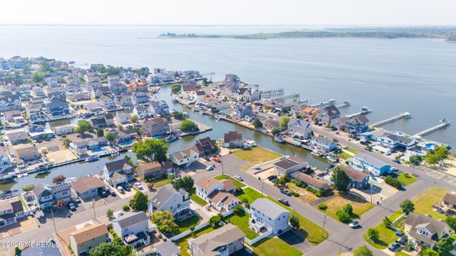 212 Riviera Drive, Toms River, NJ 08753