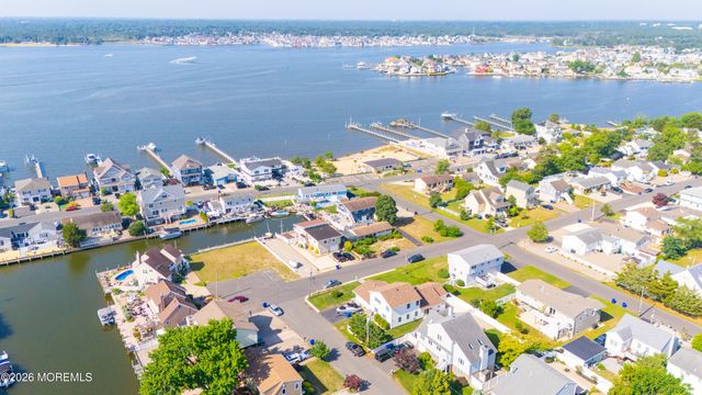 212 Riviera Drive, Toms River, NJ 08753
