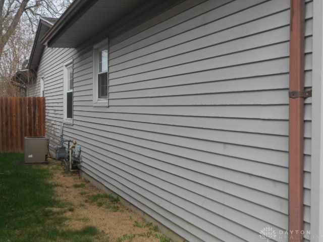 325 Larchmont Avenue, Springfield, OH 45503