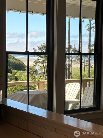 46 Seaside Lane, Pacific Beach, WA 98571