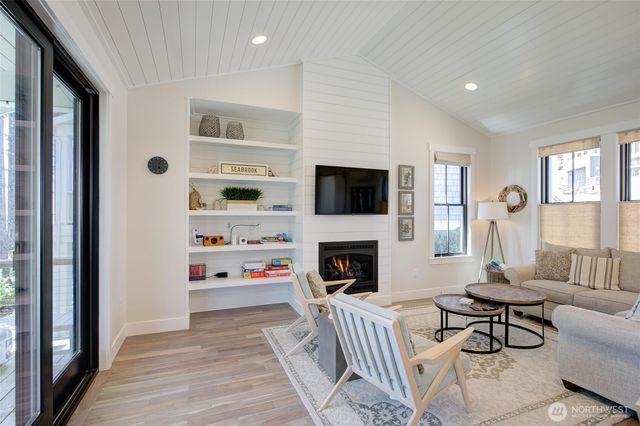 46 Seaside Lane, Pacific Beach, WA 98571