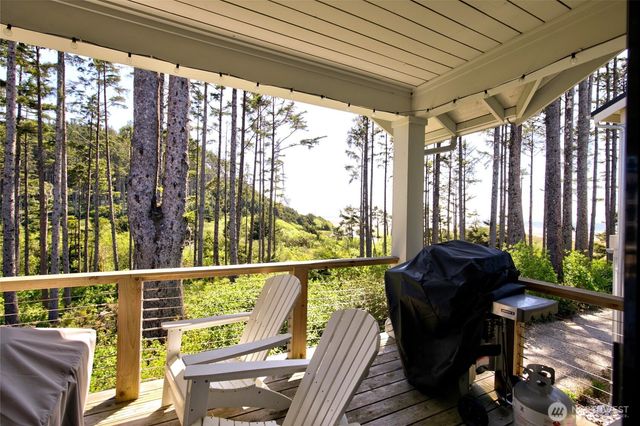 46 Seaside Lane, Pacific Beach, WA 98571