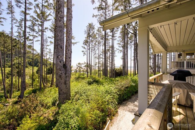 46 Seaside Lane, Pacific Beach, WA 98571