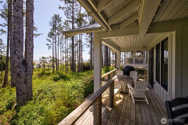 46 Seaside Lane, Pacific Beach, WA 98571