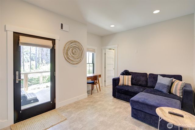 46 Seaside Lane, Pacific Beach, WA 98571