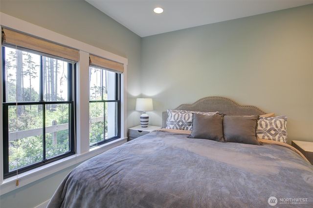 46 Seaside Lane, Pacific Beach, WA 98571