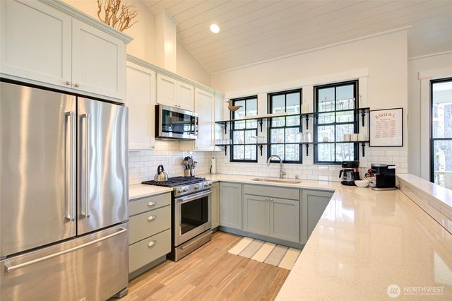 46 Seaside Lane, Pacific Beach, WA 98571