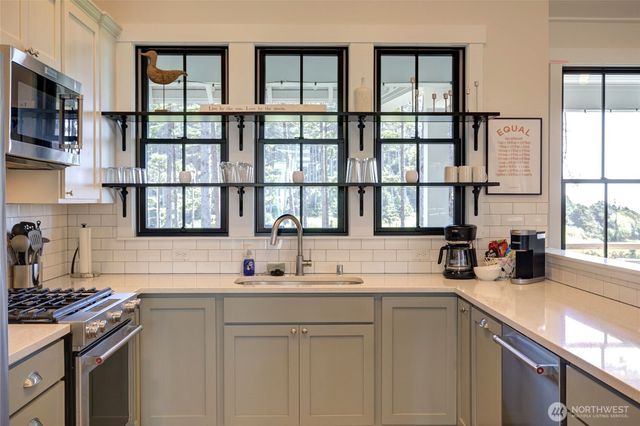 46 Seaside Lane, Pacific Beach, WA 98571