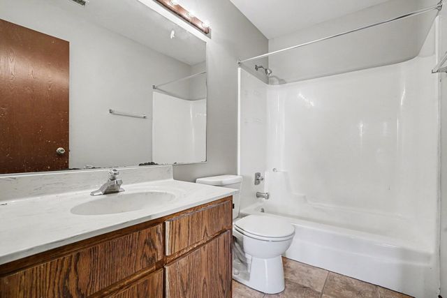 219 Uteg Street E, Crystal Lake, IL 60014