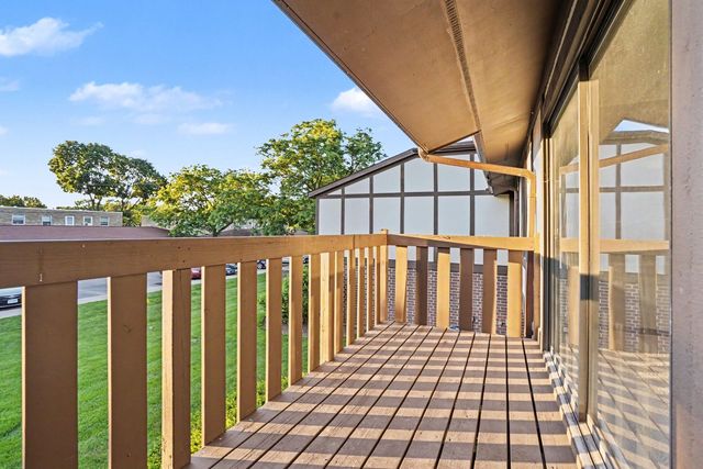 219 Uteg Street E, Crystal Lake, IL 60014