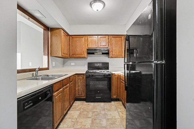 219 Uteg Street E, Crystal Lake, IL 60014