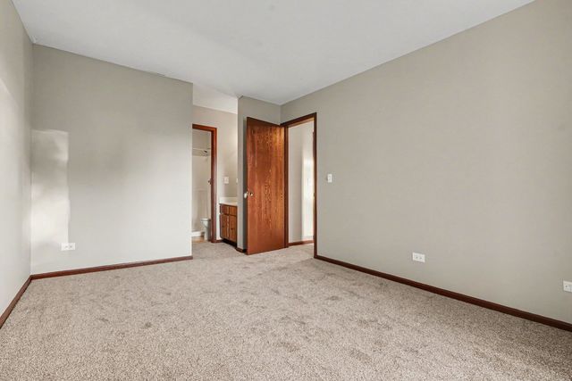 219 Uteg Street E, Crystal Lake, IL 60014