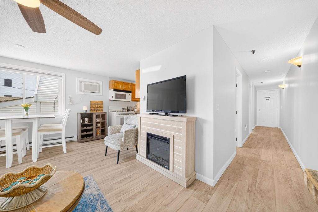 Image 17 of property listing at 421 Ocean Blvd Unit 4S, Hampton, NH 03842