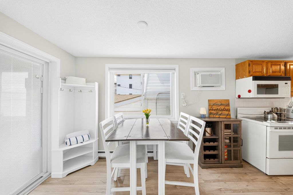 Image 8 of property listing at 421 Ocean Blvd Unit 4S, Hampton, NH 03842
