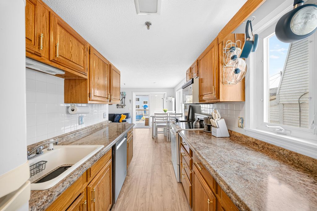 Image 10 of property listing at 421 Ocean Blvd Unit 4S, Hampton, NH 03842