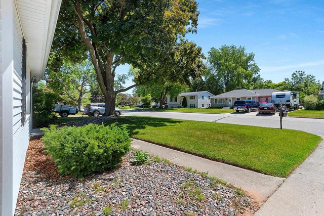 1430 OAK RIDGE DRIVE, Green Bay, WI 54304