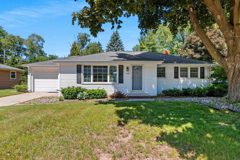 1430 OAK RIDGE DRIVE, Green Bay, WI 54304