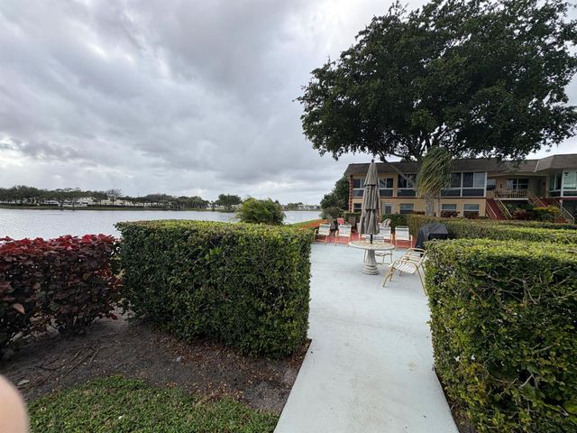 98 Stratford H, West Palm Beach, FL 33417