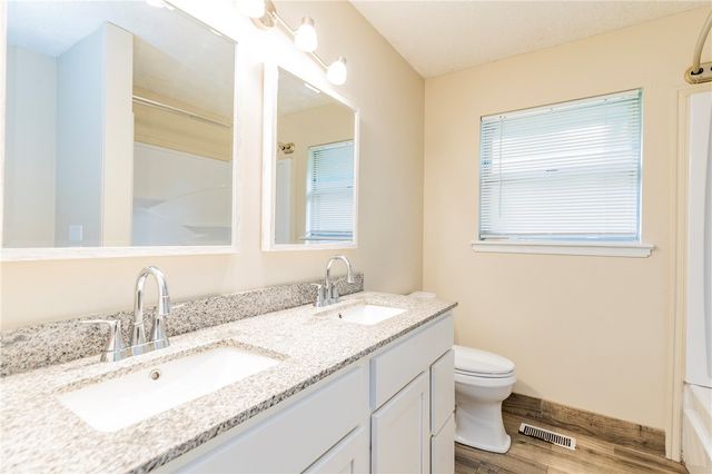 2802 W Turtle Creek Circle, Rogers, AR 72756