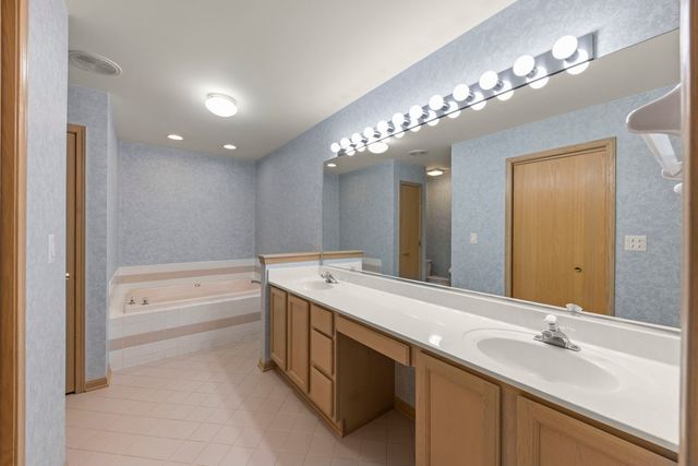 207 Ashley Way, Bloomingdale, IL 60108