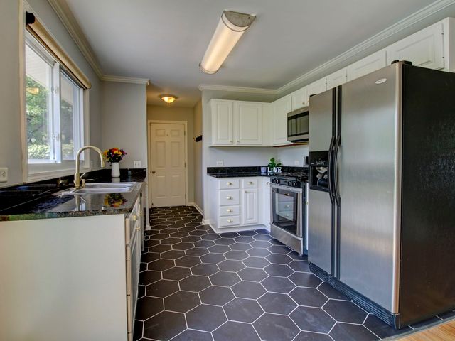 30W111 Glenhurst Court, Warrenville, IL 60555