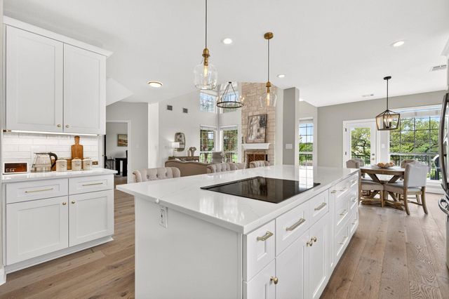 12 Postwood RD, The Hills, TX 78738