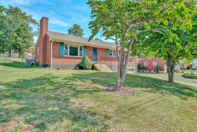 1129 Stoutamire DR, Salem, VA 24153