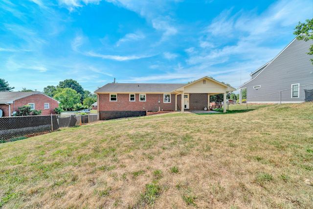 1129 Stoutamire DR, Salem, VA 24153