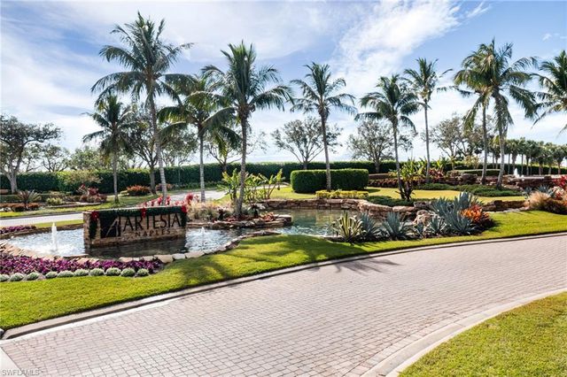 1511 Oceania DR S, Naples, FL 34113