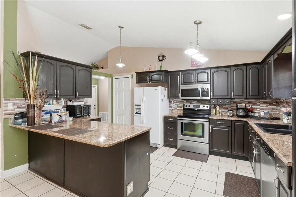 Image 5 of property listing at 713 PINCON LANE, Kissimmee, FL 34759