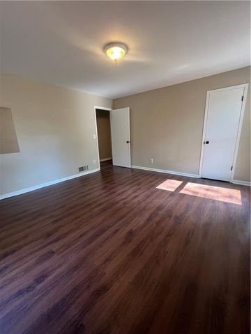 175 Lakeshore Circle SE, Acworth, GA 30101
