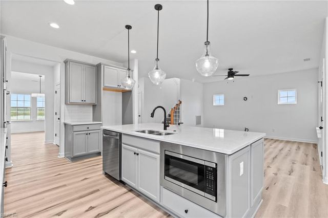 102 Ryker RD W, Moyock, NC 27958