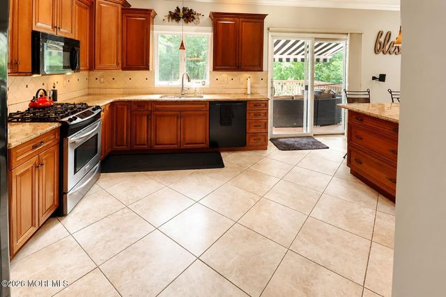 8 Nicole Court, Jackson, NJ 08527