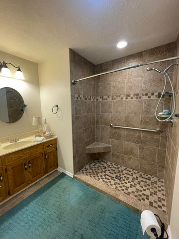 2105 Oakridge Drive, Ava, MO 65608